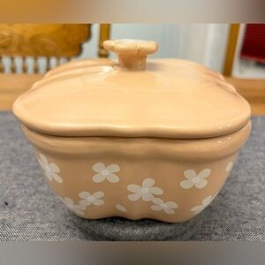 One Beige covered 16 Oz Figural Bowls Temp-tations Field of Flowers